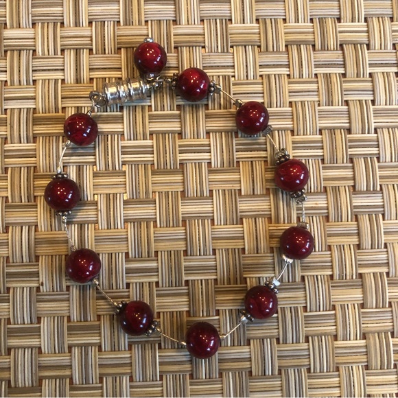 Stunning deep red beaded bracelet with magnetic clasp. - Picture 6 of 7